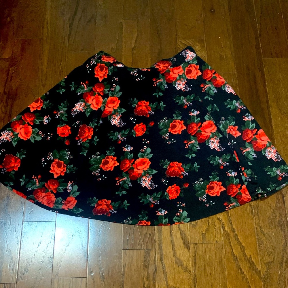 Rue 21,size small,black with roses